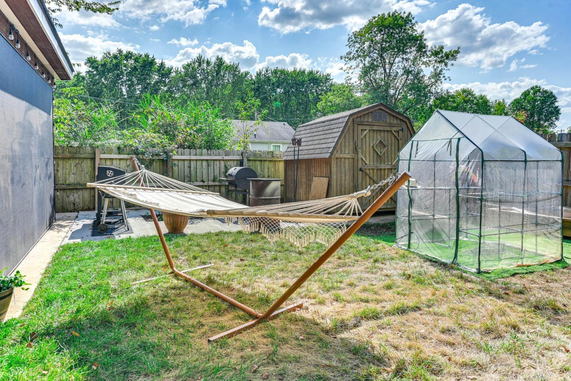 Home With Hot Tub, Playset And Grills In Clarksville! Exterior foto